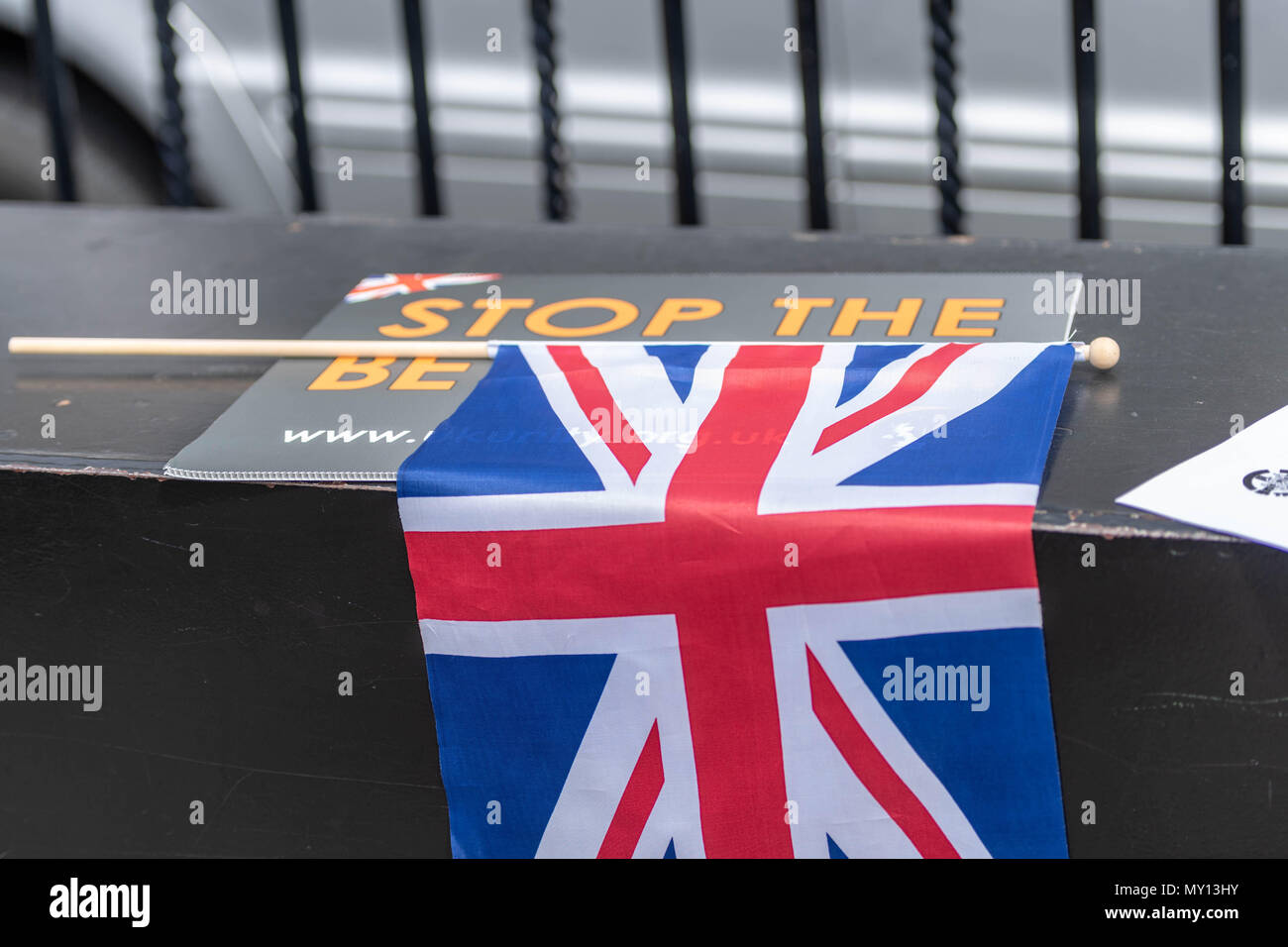 London, 5. Juni 2018, Anti Brexit Anhänger hielt einen Protest vor dem House of Commons und tauschten Beleidigungen mit Pro brexit Unterstützer auf der anderen Straßenseite Credit Ian Davidson/Alamy leben Nachrichten Stockfoto