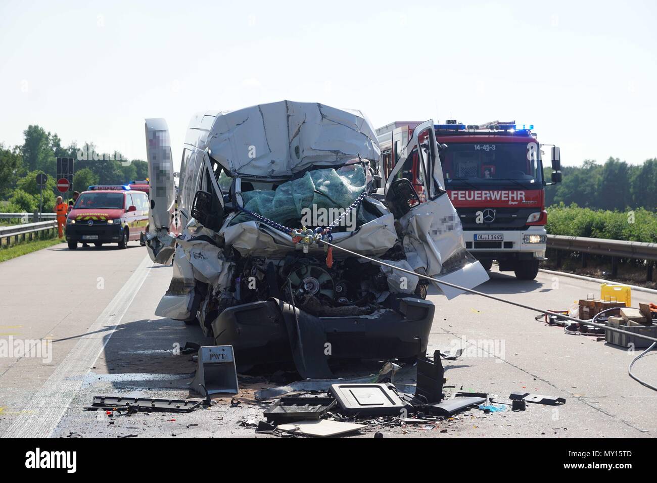 05 Juni 2018, Deutschland, Stuhr: ein Lkw-Wrack nach einem Unfall auf der Autobahn 1 (A1). Der Fahrer des Lkw war lethaly bei dem Unfall verletzt. Nach Angaben der Polizei hatte der 65-jährige Fahrer aus Ostfriesland stürzte in einen Anhänger Lkw, der durch einen Stau am Dienstag gestoppt wurde. Einsatzkräfte konnten nur Tod auf der Fahrerseite überprüfen. Foto: 261 Nachrichten/Andre Van Elten/dpa Stockfoto