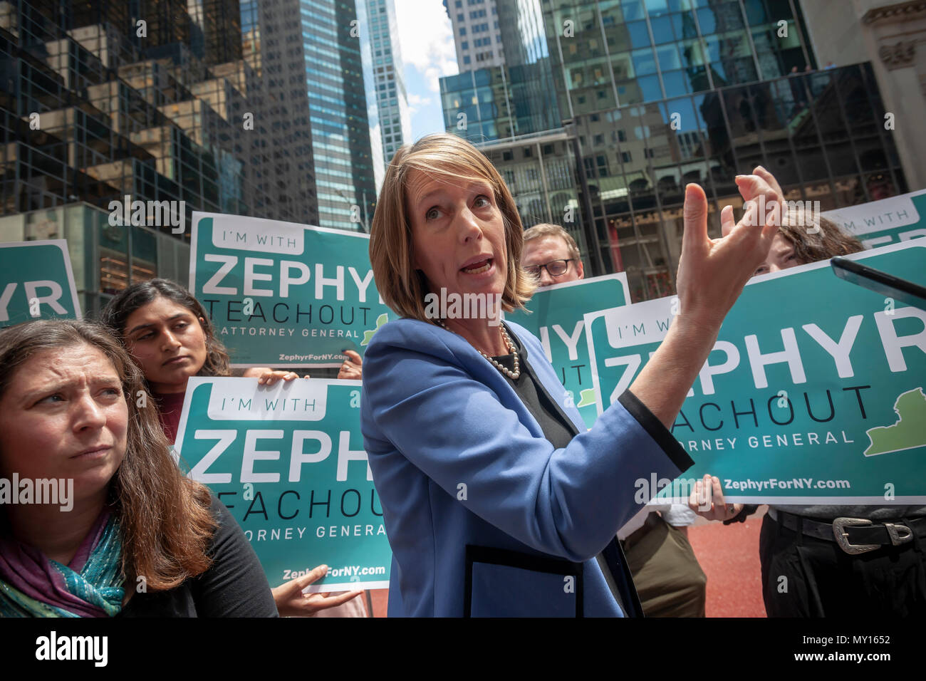 New York, USA. 5. Juni 2018. Stehend auf der Fifth Avenue von Trump Tower demokratischen NYS Zephyr Teachout Unterstützer am Dienstag, Juni 5, 2018 verbindet als kündigt sie an, dass sie das Feld verbinden und läuft für den Staat New York Attorney General, Austausch der entehrten Eric Schneiderman, zurückgetreten. Teachout bildete die Ansage am ersten Tag des Petitionswesens, die Sie auf dem Stimmzettel in nicht mehr als 25% der Delegiertenstimmen bei der jüngsten demokratischen Staates Übereinkommen erhalten haben erhalten hat. (Â© Richard B. Levine) Credit: Richard Levine/Alamy leben Nachrichten Stockfoto