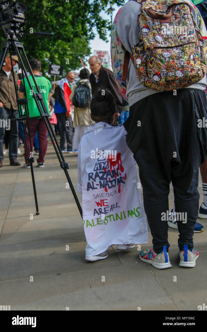 London, Großbritannien. 5. Juni 2018. Kind verkleidet als palästinensischen Krankenschwester Razan Al-Najar, der vor kurzem von der IDF in Gaza Credit getötet wurde: Alex Cavendish/Alamy leben Nachrichten Stockfoto