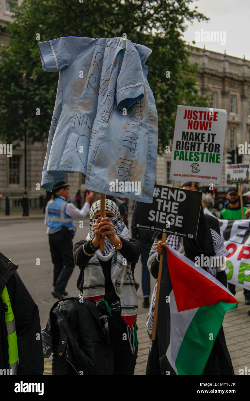 London, Großbritannien. 5. Juni 2018. Demonstrant trägt T-Shirt palästinensischen Krankenschwester Razan Al-Najar Credit: Alex Cavendish/Alamy Leben Nachrichten ermordet dar Stockfoto