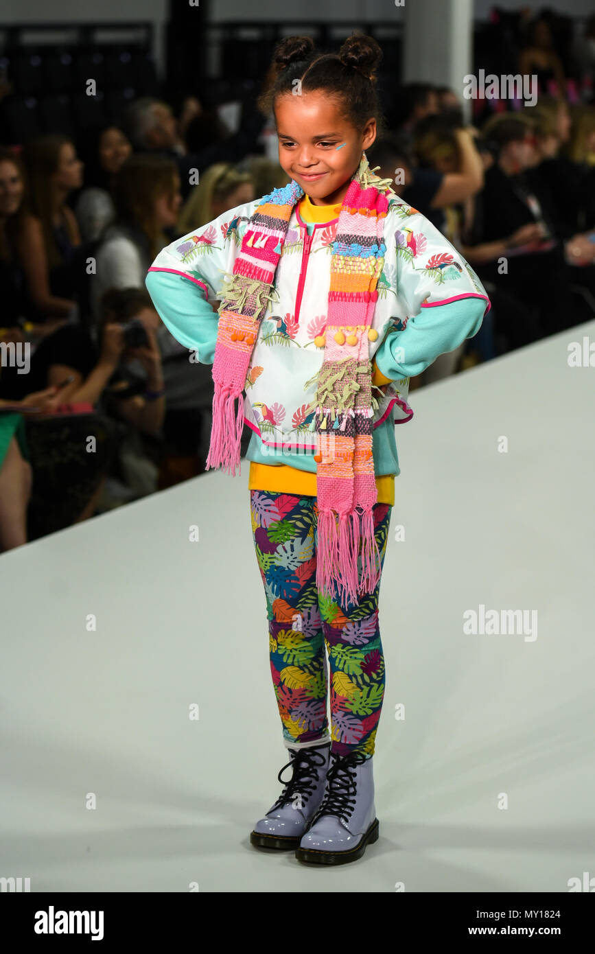 London, Großbritannien. 4 Jun, 2018. Designer Hannah Guiver präsentiert das neueste Sammlung an der Graduate Fashion Week 2018, 4. Juni 4 2018 an der Truman Brewery, London, UK. Credit: Siehe Li/Alamy leben Nachrichten Stockfoto