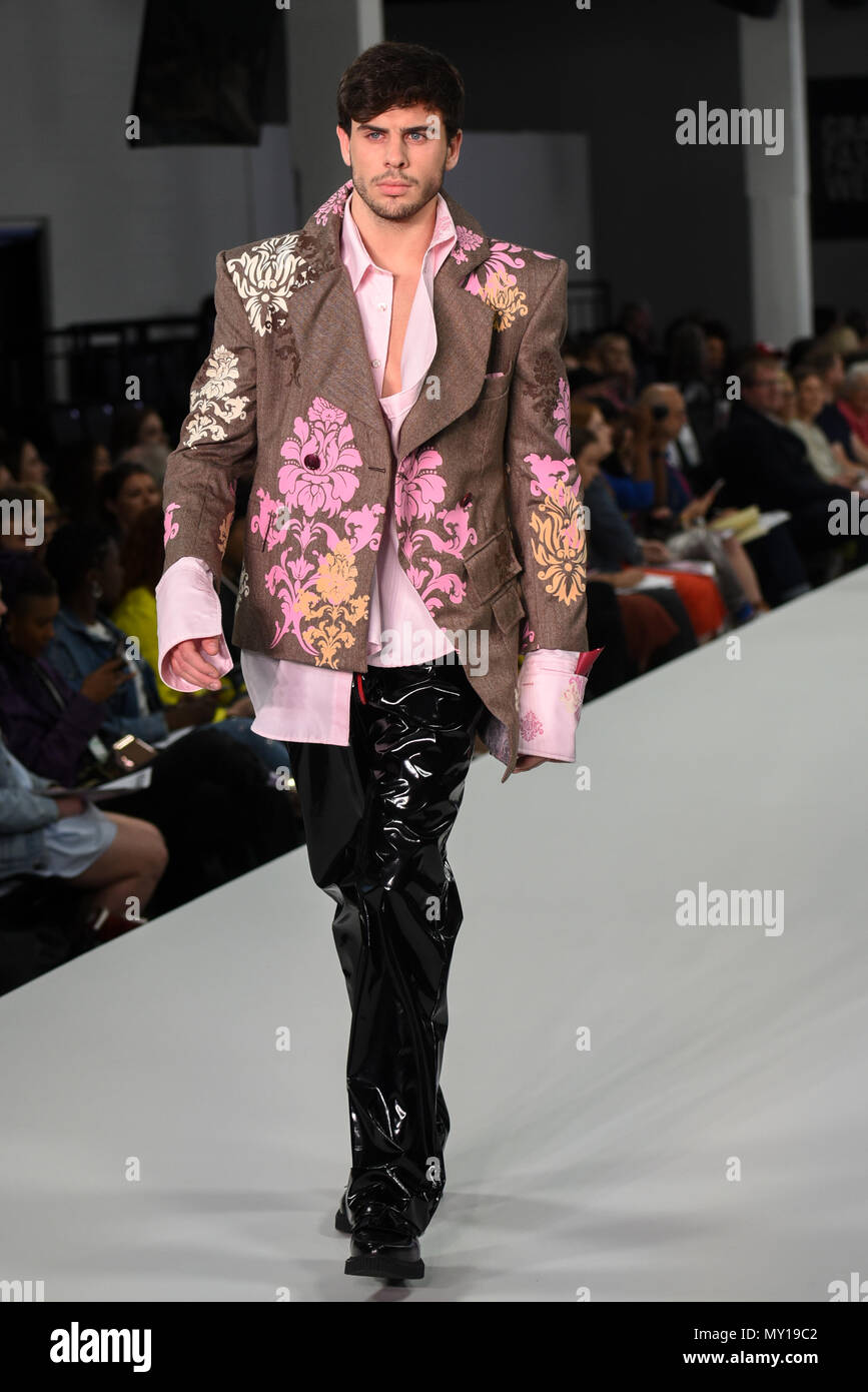 London, Großbritannien. 4 Jun, 2018. Designer Jack Capstick präsentiert neueste Sammlung von Bath Spa University an der Graduate Fashion Week 2018, 4. Juni 4 2018 an der Truman Brewery, London, UK. Credit: Siehe Li/Alamy leben Nachrichten Stockfoto