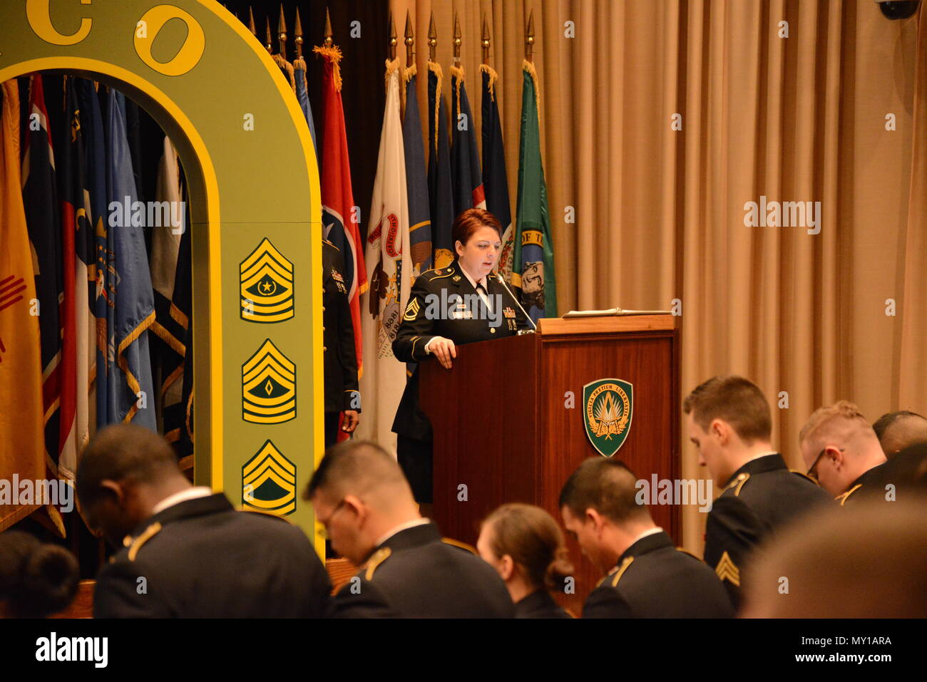 Us-Armee, Sgt. 1. Klasse Meaghan B.Davis, US-Armee Garnison Benelux Kaplan liefert Segen am Ende der US-Armee Garnison Benelux nicht Offizier (NCO) Induktion Zeremonie durch 39th Signal Battalion im Obersten Hauptquartier der Alliierten Mächte in Europa (SHAPE) Hauptgebäude Auditorium, Mons, Belgien, November 18, 2016 gehostet wird. Alle Soldaten der Armee singen Song. Offizielle Partei fährt durch neue eingesetzt Unteroffiziere gefolgt. (U.S. Armee Foto von visuellen Informationen Spezialist Henri Cambier) Stockfoto