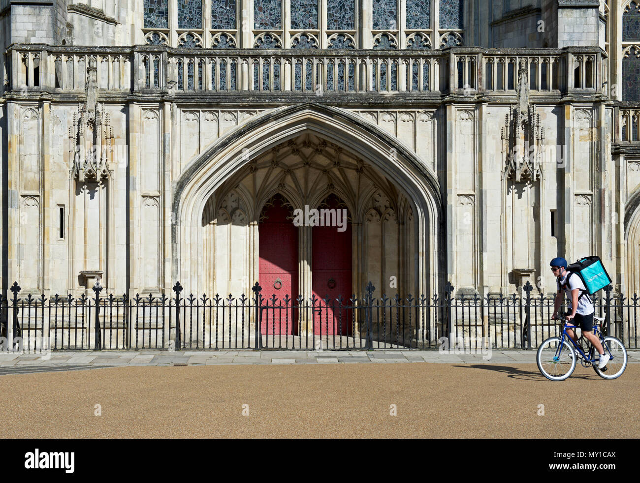 Deliveroo Radfahrer, Kathedrale von Winchester, Hampshire, England Großbritannien Stockfoto