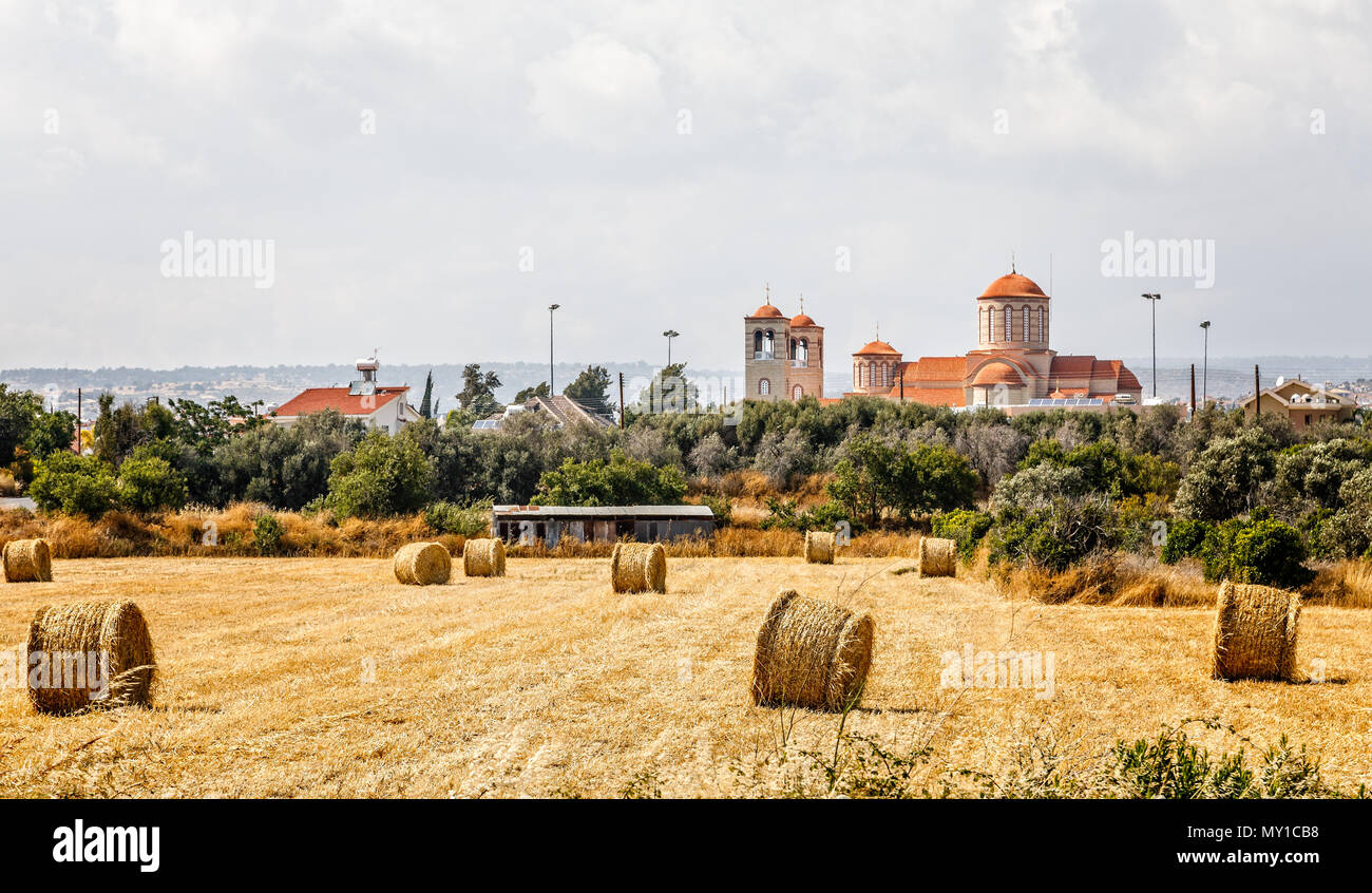 Agious Charalambos Kirche mit Heuballen im Vordergrund, Limassol, Zypern Stockfoto