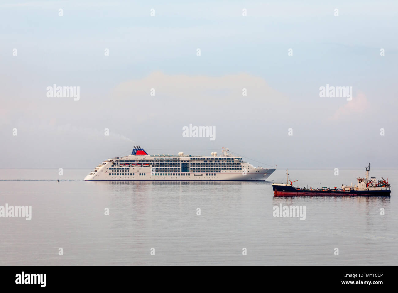 Kreuzfahrtschiff und Cargo Schiff auf das Meer in der Bucht von Limassol, Zypern Stockfoto