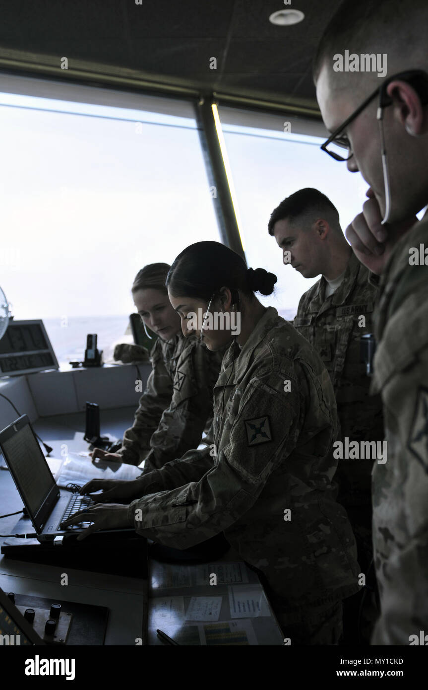 Spc. Gardenia Garibo, ein Air traffic control Operator mit der 1 Flugplatz Operations Battalion, 245Th Aviation Regiment, Eingänge Daten während einer inadvertant Instrument Meteorological Conditions Training im Camp Buehring, Kuwait Nov. 22, 2016. Garibo zusammen mit anderen Teammitgliedern koordinierte Masse und Bewegung der Luft und erleichterte die Kommunikation zwischen mehreren Antwort Agenturen während des Trainings. Stockfoto