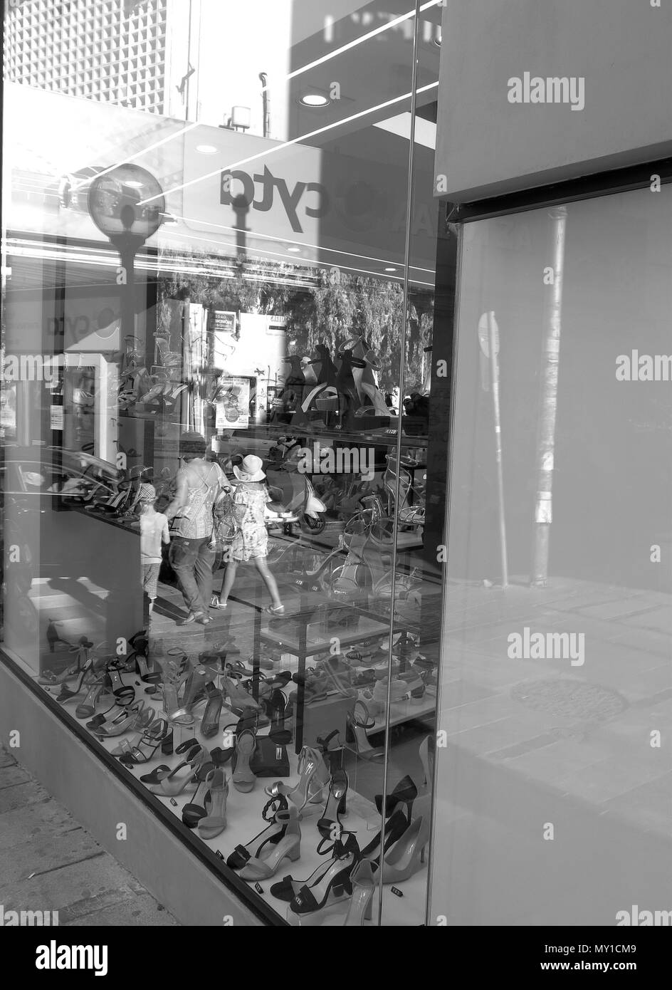 Reflexion der Familie hinunter Hauptstraße ihren Einkauf zu tun. Stockfoto