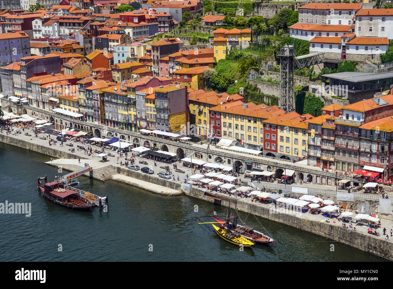 Aus der Vogelperspektive Douro Fluss und Panoramablick auf bunten Porto, Portugal. Stockfoto