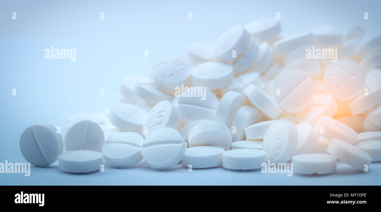 Stapel der weiße Tabletten Pille mit "2,5". Terbutalin Sulfat 2,5 mg verwenden Sie zur Linderung von Bronchospasmus bei Asthma Patienten. Bronchodilatator Droge. Pharma Stockfoto
