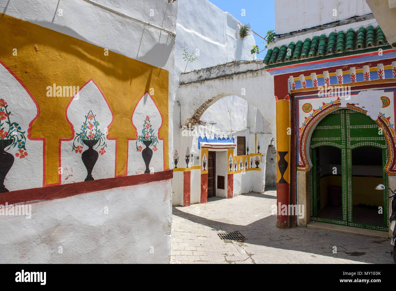 Tetouan, Marokko, Blick auf den Eingang einer Moschee Stockfoto