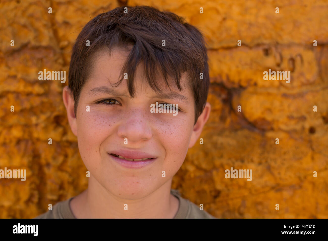 Porträt von einem gutaussehenden Jungen jugendlich, über einen gelben Hintergrund (Lifestyle) Stockfoto