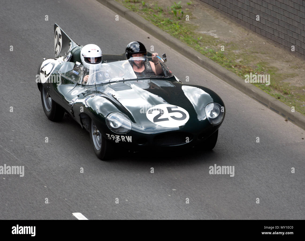 1955 Jaguar D-Type in einer Performance Erbe Autos Geschwindigkeit Demonstration Runde auf Coventry Ring Road. Stockfoto
