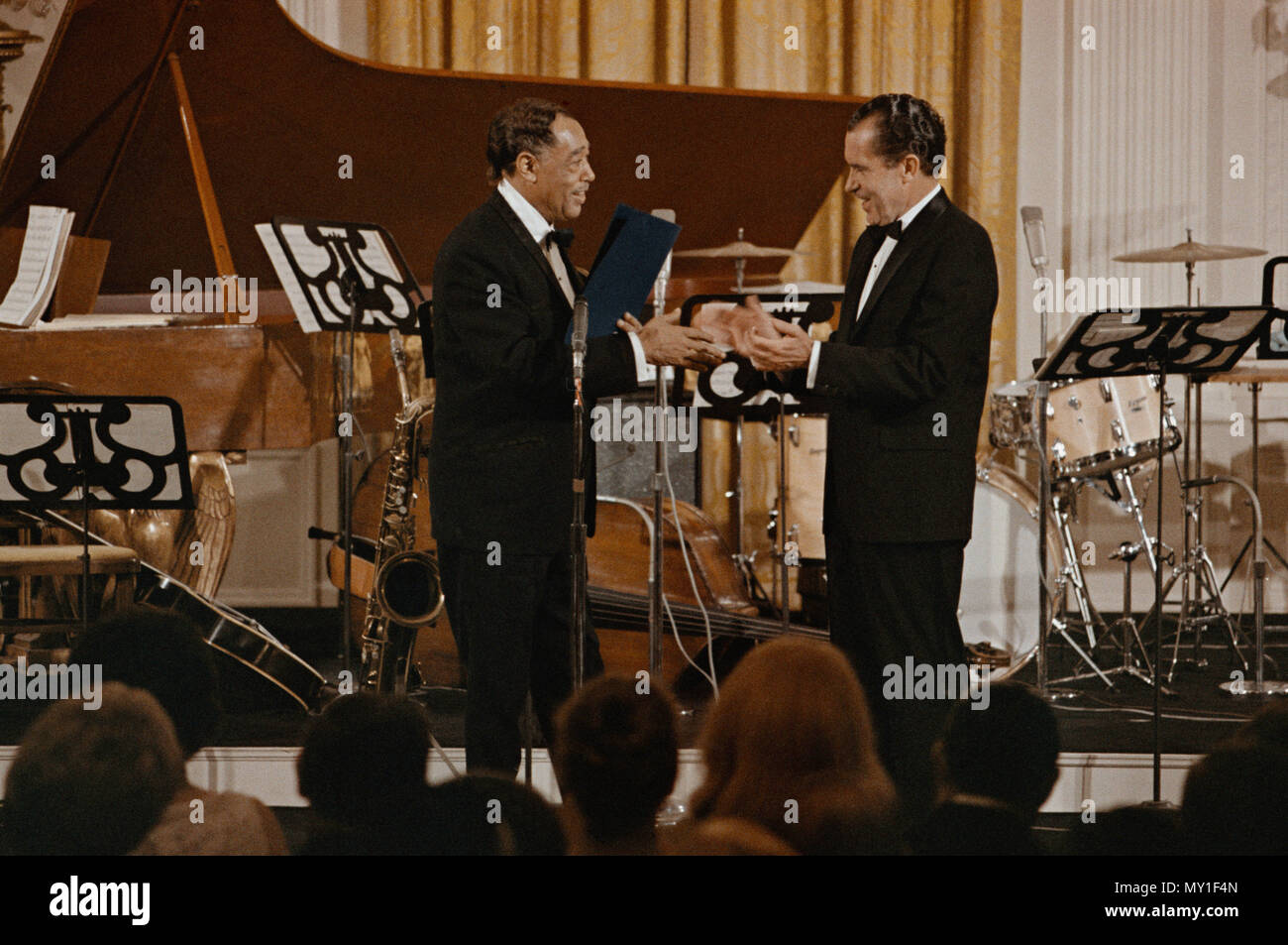 Präsident Nixon, die Duke Ellington mit der Presidential Medal of Freedom. April 29, 1969. Stockfoto