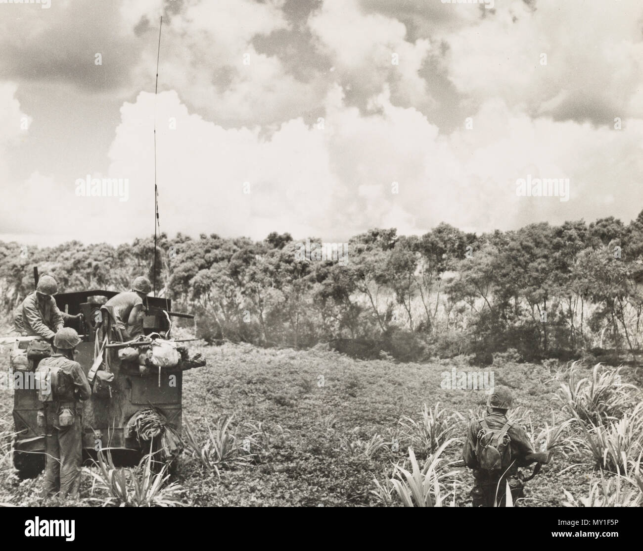 Die Hälfte Track mit 75-mm-Kanone und Maschinengewehre haben Japanische voll in die Südspitze der Insel Tinian Stockfoto