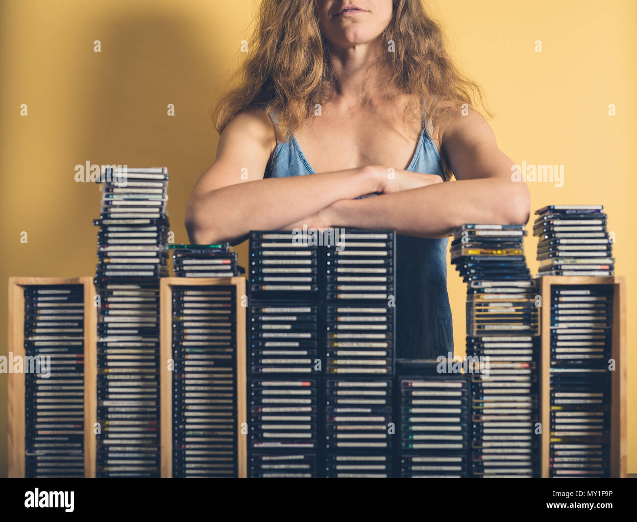 Eine junge Frau zeigt ihre Sammlung von veraltet und nutzlos minidiscs Stockfoto
