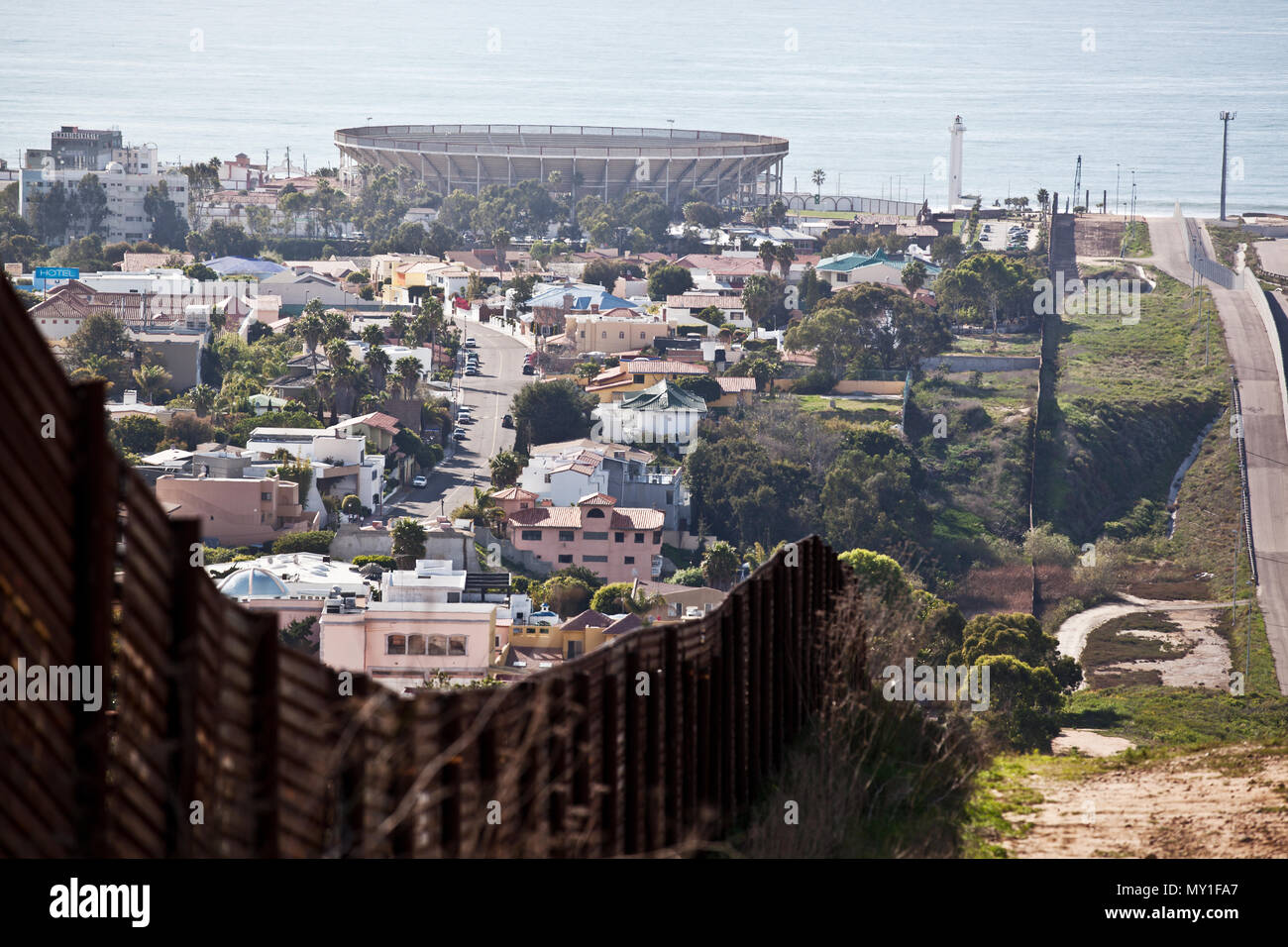 Grenzzaun mit Tijuana auf der linken Seite. Stockfoto