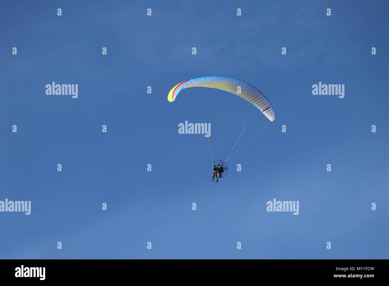 Die motorisierten Gleitschirm fliegen an einem schönen sonnigen Tag inmitten der Wolken, Melbourne, Australien. Stockfoto