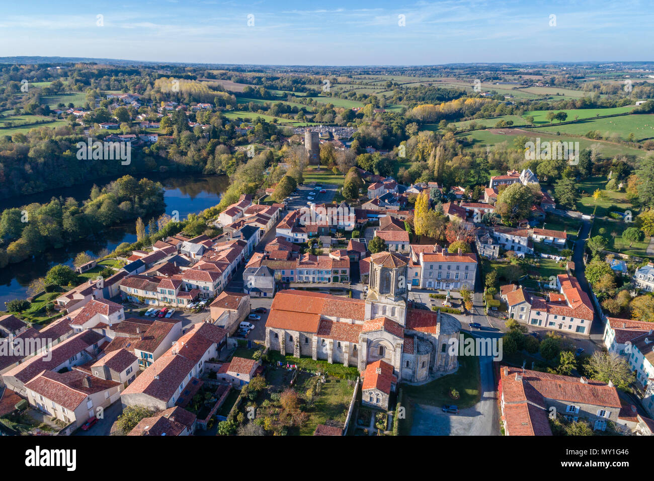 Frankreich, Vendee, Vouvant, beschriftet Les Plus beaux villages de France (Schönste Dörfer Frankreichs), das Dorf, die Notre Dame de l'Assompti Stockfoto