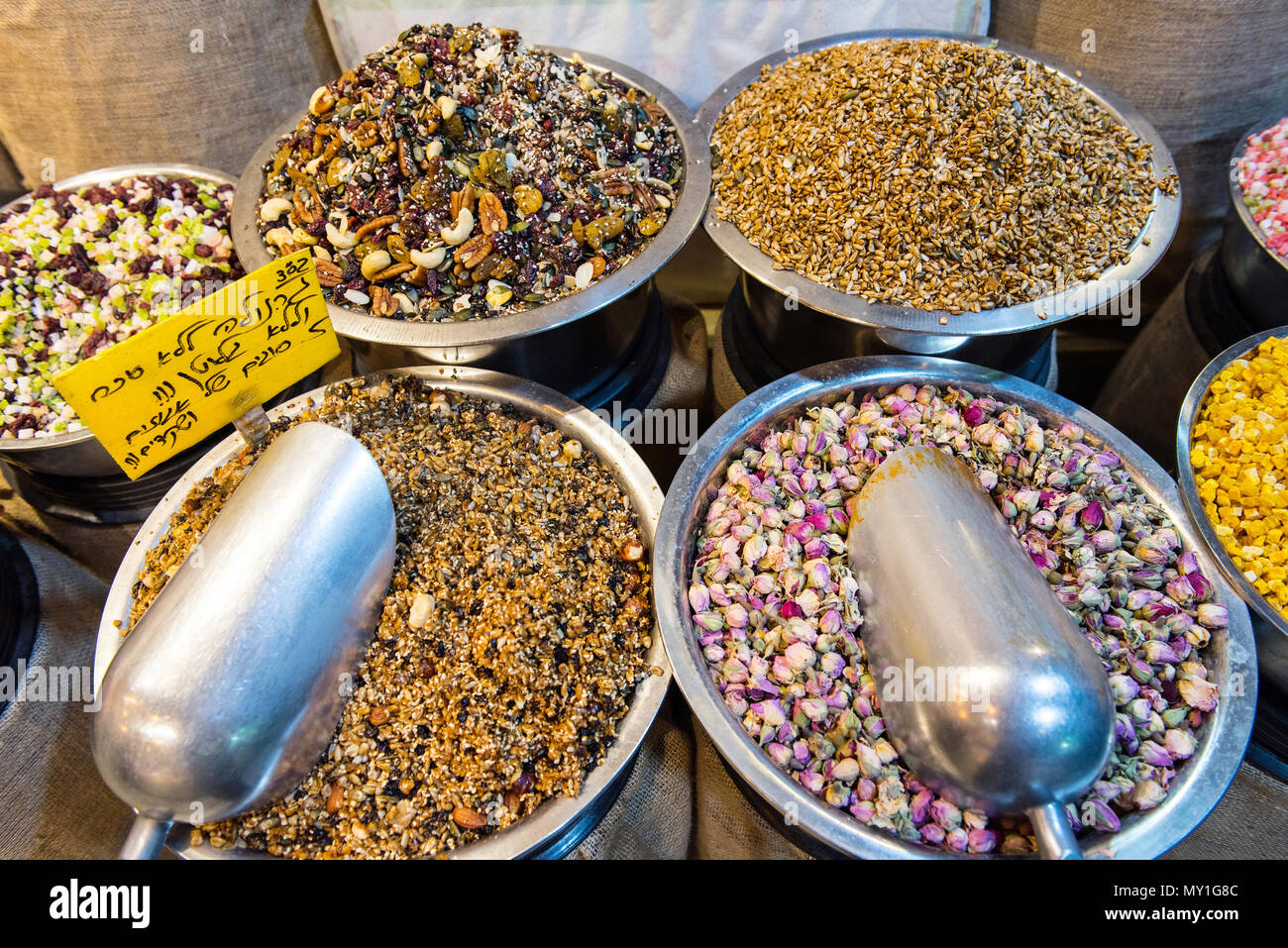 Arabischen Markt in Jerusalem mit verschiedenen Waren, getrocknete Früchte, Ölsaaten, Rosen, Kaffee Stockfoto