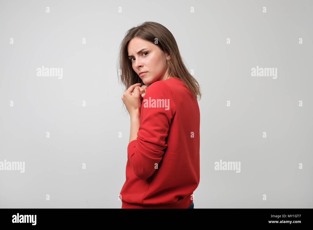 Eine junge gierig Frau versteckt etwas in Ihren Händen Stockfoto