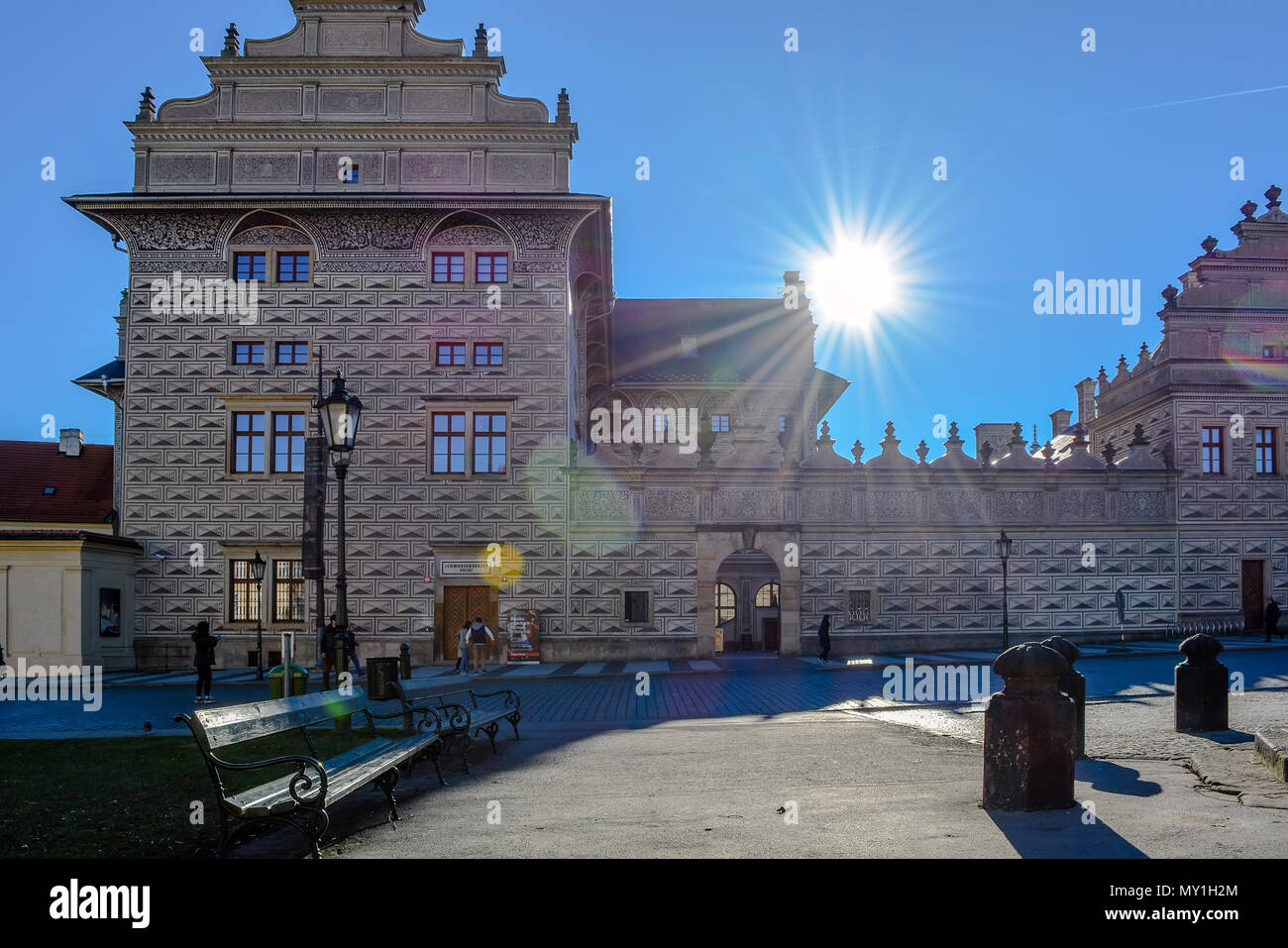 Palais Schwarzenberg gegen die helle Sonne, Prag, Tschechische Republik Stockfoto