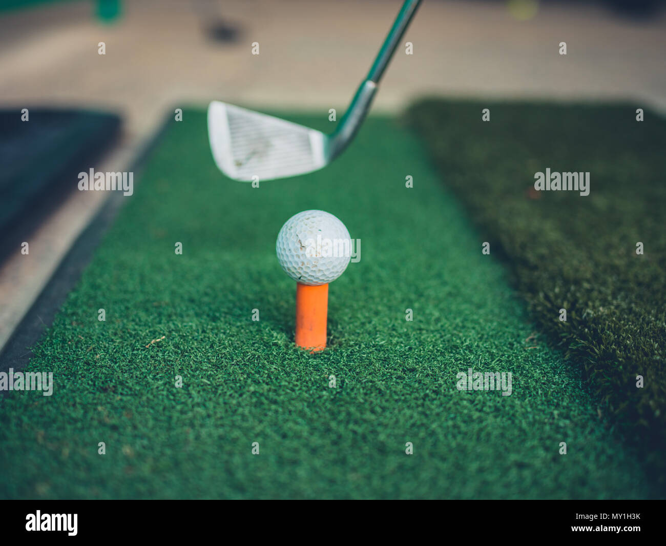 In der Nähe auf einem Golfball und ein Eisen neun auf der Driving Range Stockfoto