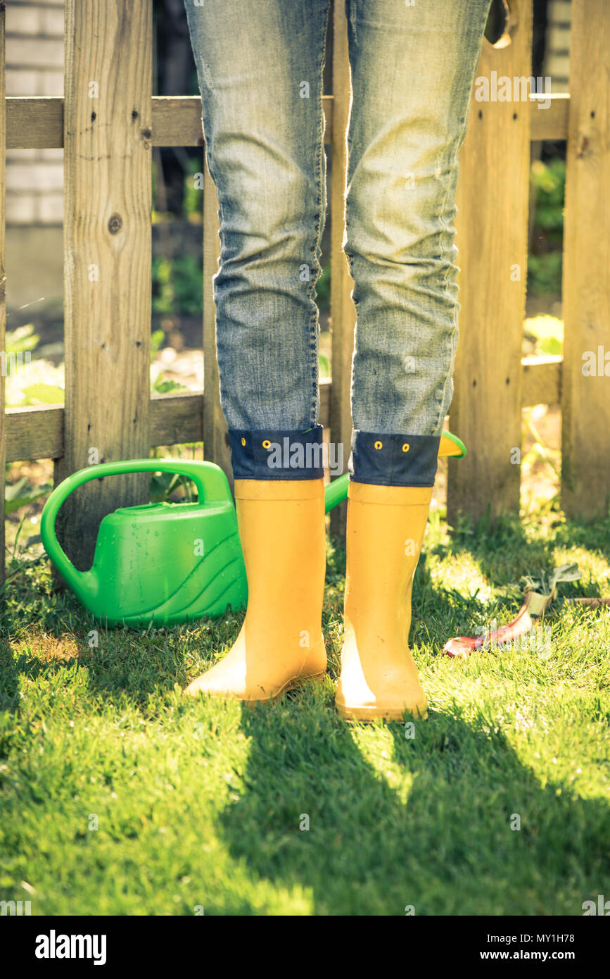 Frau trägt gummistiefel Fotos und Bildmaterial in hoher Auflösung Alamy