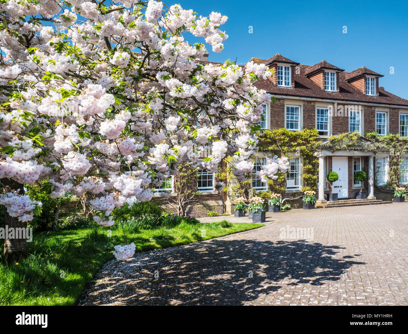 Ein georgisches Landhaus im Frühjahr. Stockfoto