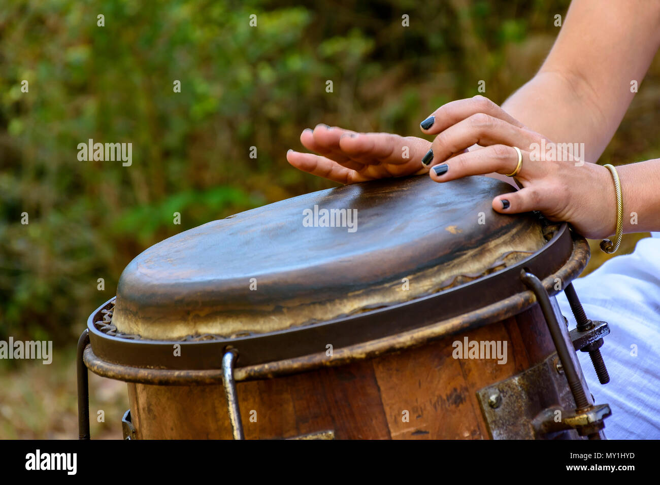 Frau Perkussionist Hände Spielen eines Drum genannt atabaque während der brasilianischen Volksmusik Leistung Stockfoto
