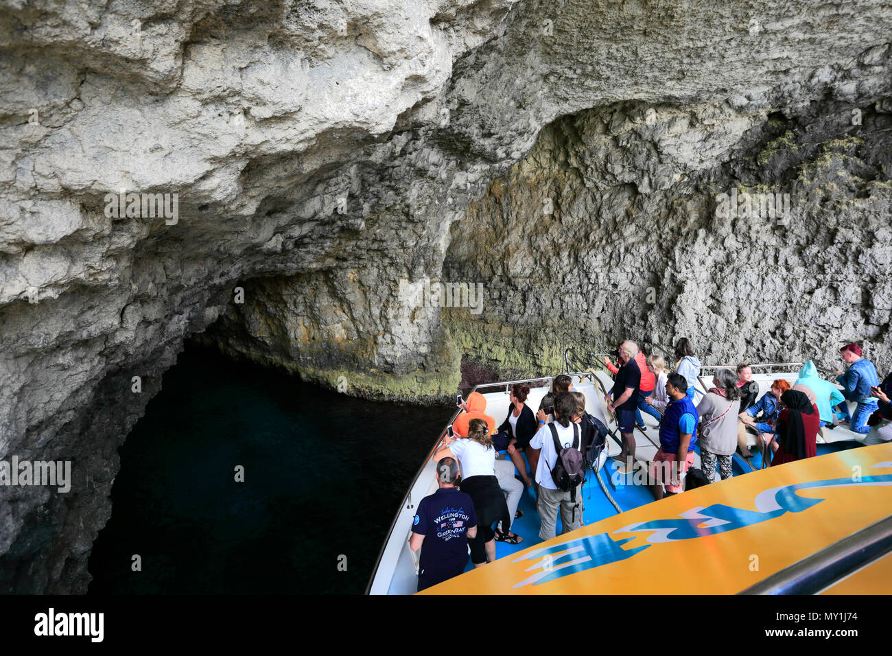 Touristische Bootsfahrt entlang der Höhlen und an der Küste der Insel Comino, Malta Stockfoto