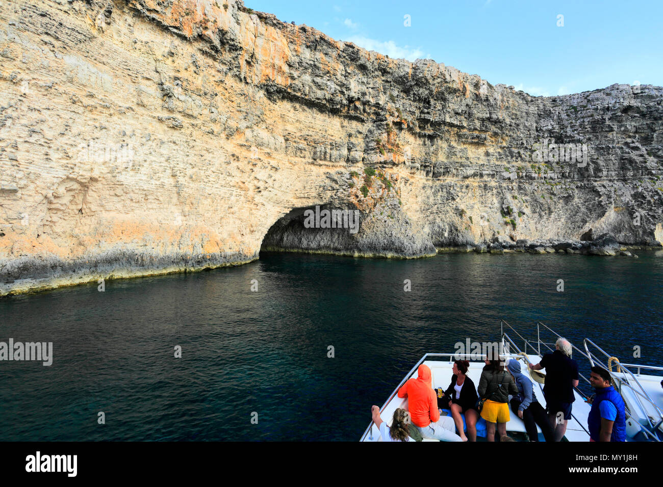 Touristische Bootsfahrt entlang der Höhlen und an der Küste der Insel Comino, Malta Stockfoto