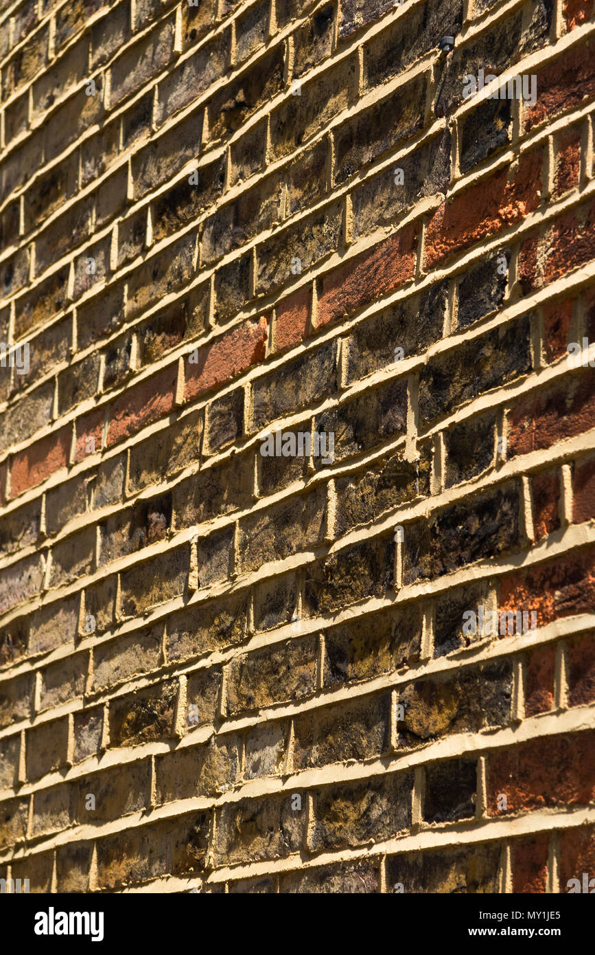 Ein Ziegelstein Ende der Terrasse Wand, hat erneut von einem Bauunternehmer, vermutlich in die Arbeit mit einem zeigenden Kelle getan. (99) Stockfoto