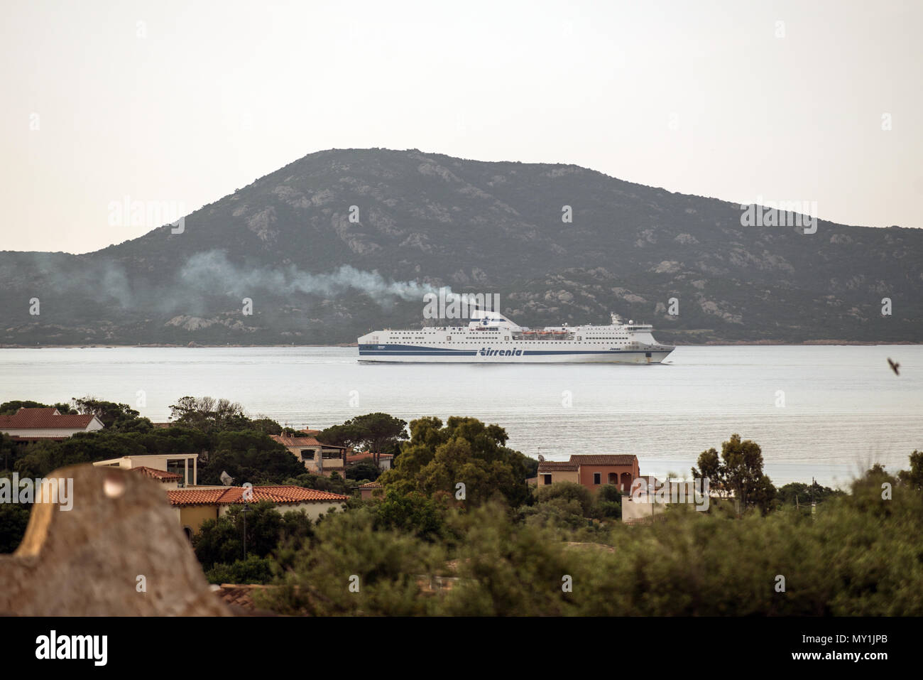 Tirrenia Jonas Fähre nähert sich Hafen von Olbia, Olbia, Sardinien, Italien Stockfoto