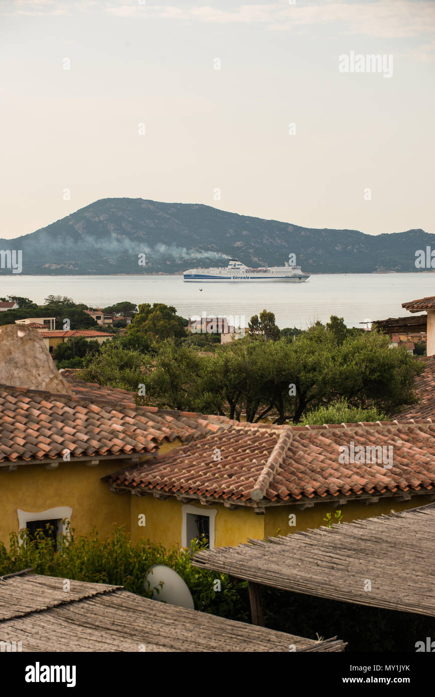 Tirrenia Jonas Fähre nähert sich Hafen von Olbia, Olbia, Sardinien, Italien Stockfoto