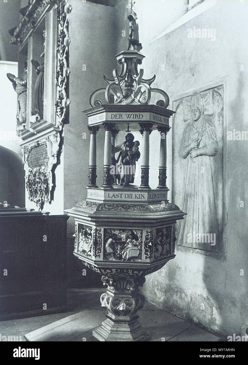 510 Szydłowiec chrzcielnica w kosciele pocztówka z Lat 20-tych XX w. Stockfoto
