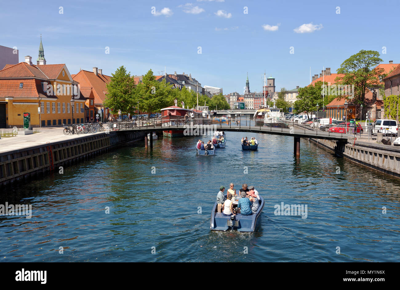 Elektrische Goboat Picknick tour Boote in Frederiksholm Kanal in Kopenhagen, Dänemark. Fußgängerbrücke und weiter Weg des Prinzen, Brücke, prinsens Bro. Stockfoto