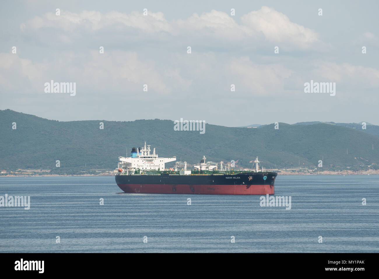 MTM Maran Helen Tanker vor Anker in der Nähe der Küste tuscanian, Livorno, Italien Stockfoto
