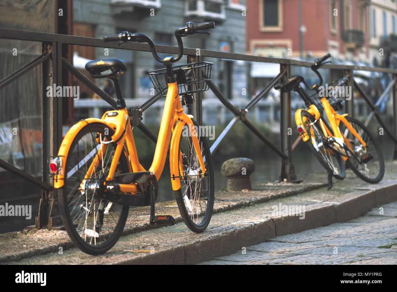 Fahrräder in Mailand Italien sind für das Ticket für die öffentlichen Verkehrsmittel zur Verfügung.. Stockfoto