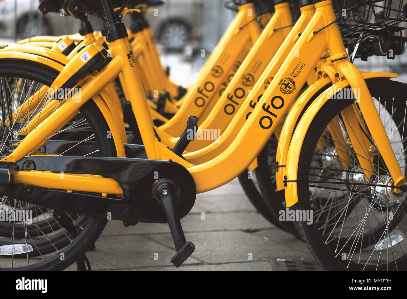 Mailand Italien 30 Meine 2018: Bike Sharing in Mailand. Fahrräder sind für das Ticket für die öffentlichen Verkehrsmittel zur Verfügung. Stockfoto