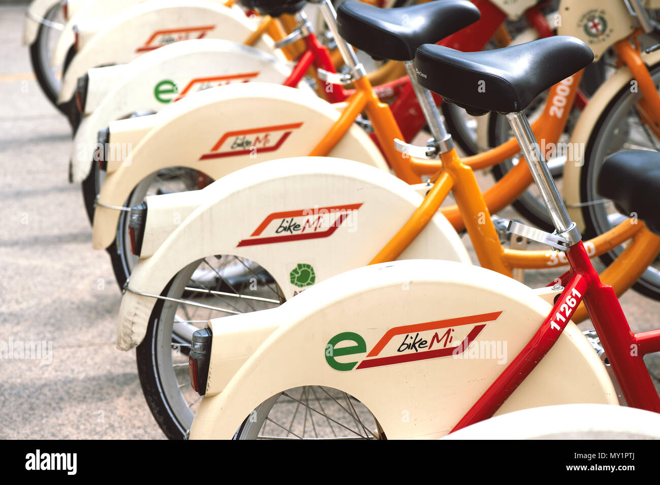 Mailand Italien 30 Meine 2018: Bike Sharing in Mailand. Fahrräder sind für das Ticket für die öffentlichen Verkehrsmittel zur Verfügung. Stockfoto