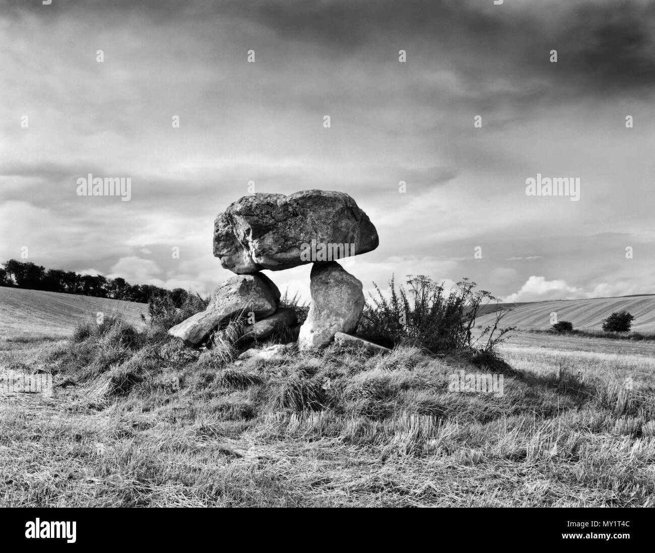 Anzeigen NW der teilweise rekonstruierten bleibt von den jungsteinzeitlichen Grabkammer des Teufels in der Nähe von Avebury, Wiltshire, England, UK. Stockfoto