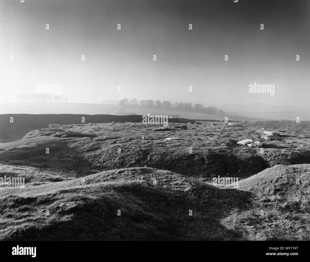 Anzeigen NW von Arbor Niedrig, Derbyshire, UK: Ein oval Einstellung von recumbent Kalkstein Bodenplatten innerhalb Graben & Bank eines henge Monument mit Eingänge an SE&NW. Stockfoto