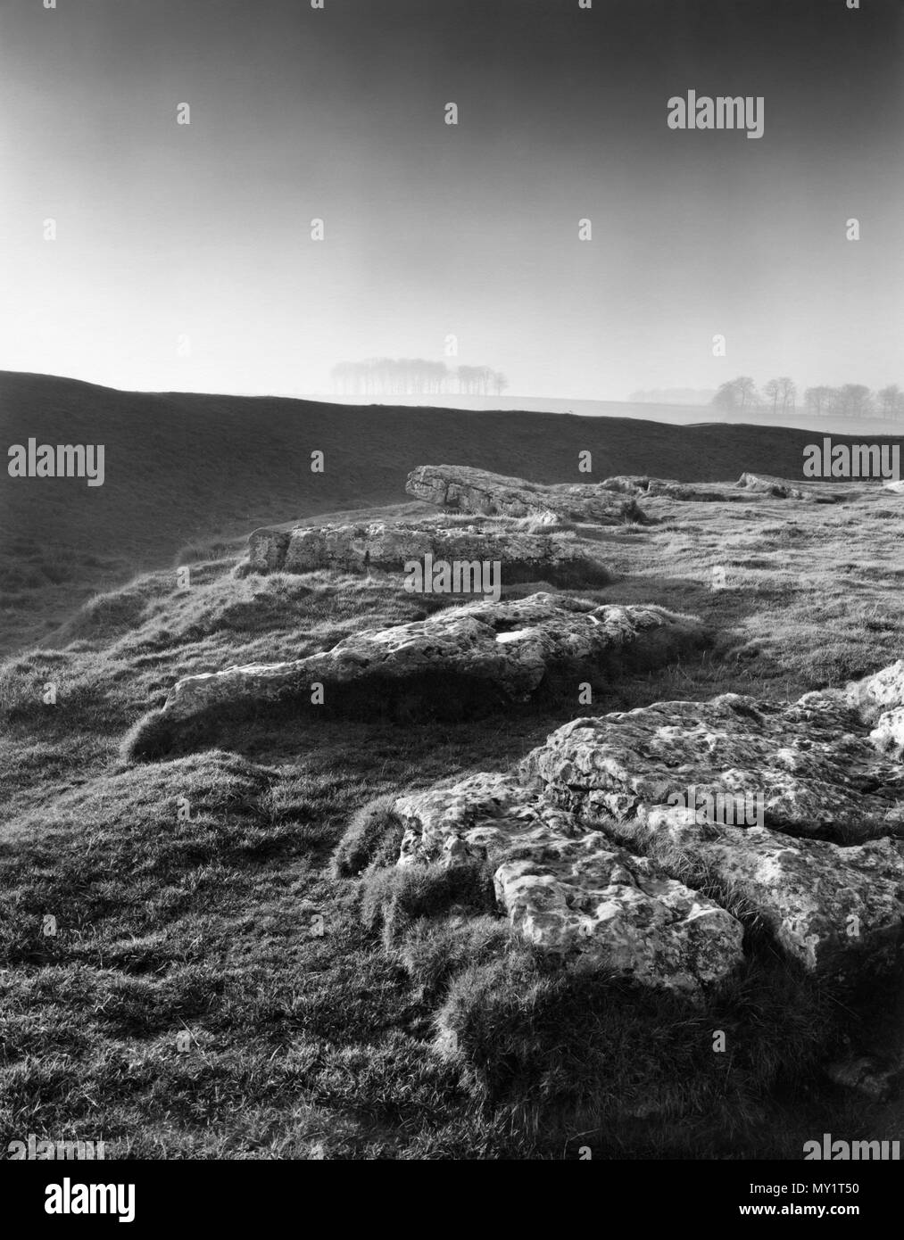 Anzeigen NW von Arbor Niedrig, Derbyshire, UK: Ein oval Einstellung von recumbent Kalkstein Bodenplatten innerhalb Graben & Bank eines henge Monument mit Eingänge an SE&NW. Stockfoto