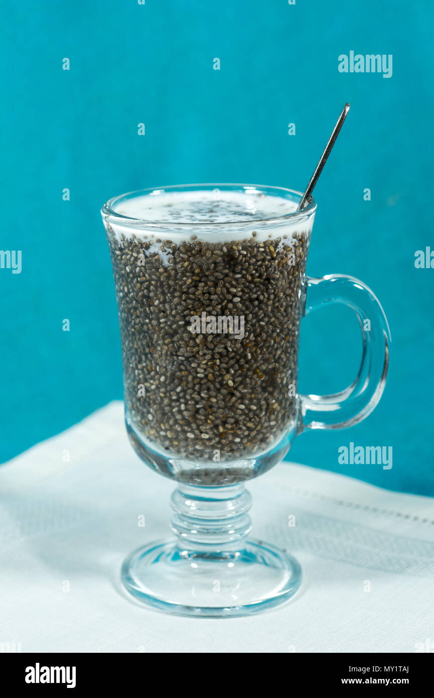 Korn Chia gemischt mit Saft und Milch im Glas Becher auf eine leichte Stoff Tuch. Stockfoto