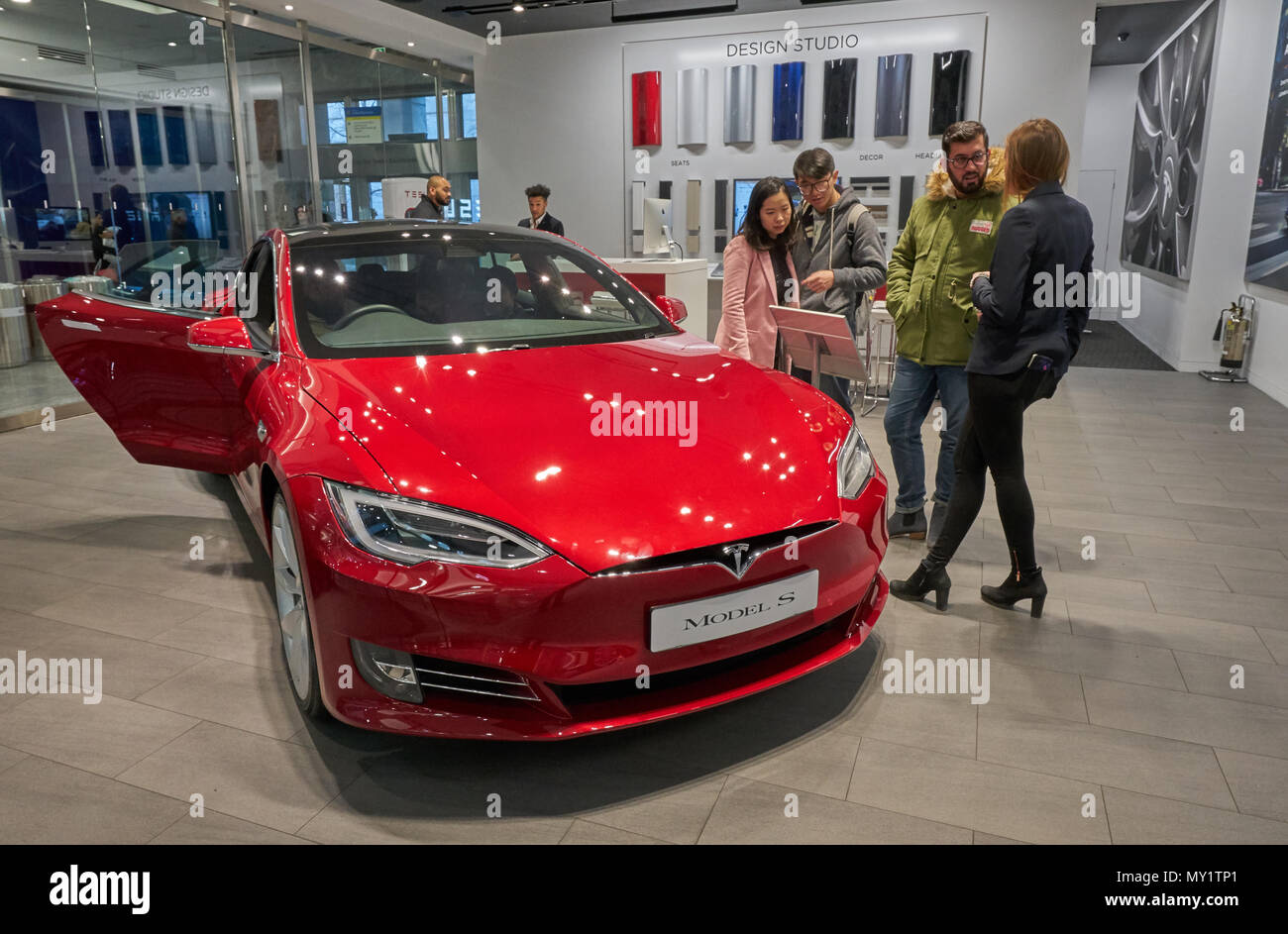 Tesla Showroom kaufen Elektroauto Stockfoto