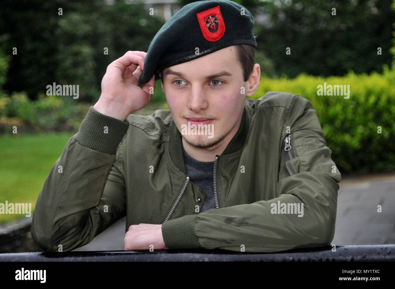 Leeds, West Yorkshire. 5. Juni 2018. Hut ab vor Chris: Armee hoffnungsvolle Chris Collington, aus Leeds, zeigt ein grünes Barett, zu Ihm von US Army Veteran Capt Mike Rose von Huntsville, Alabama gesendet. Chris wurde vor kurzem die Einreise verweigert, um die Britische Armee aus medizinischen Gründen, erhielt aber Capt Rose's Green Beret, die er in Vietnam gewonnen, als Mittel zur Ermutigung. Capt Rose war instrumental in einem Einfall in Laos genannten Operation Rückenwind, für die er die Ehrenmedaille von Donald Trump im Oktober 2017 erhalten. Pic David Hickes/Alamy. Stockfoto