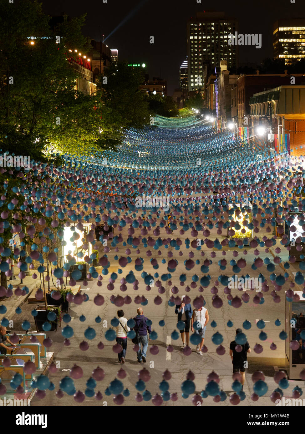 Quebec, Kanada. St. Catherine Street in Montreal's Gay Village in der Nacht. Stockfoto