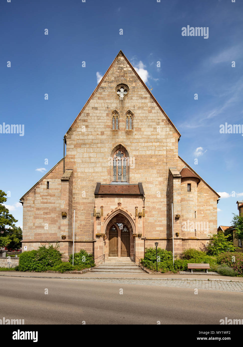 Die westliche Fassade des Marienmuenster (Münster St. Maria) in Koenigshofen-an-der-Heide (Teil von bechhofen) in Bayern, Deutschland Stockfoto